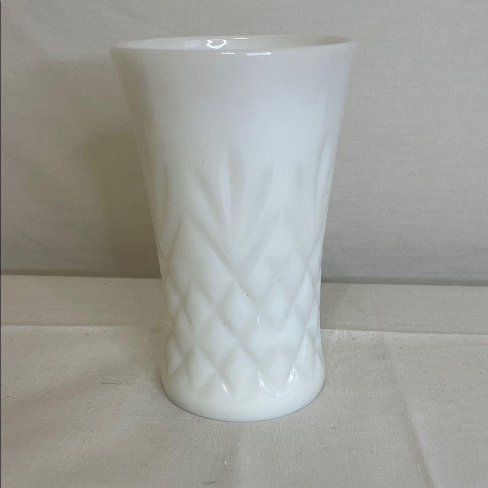 Vintage ANCHOR HOCKING “Prescut Pineapple” Pattern Milk Glass Vase